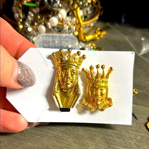 Gold King and Queen Brooch Set - Picture 1 of 3